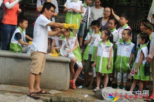 社工组织青少年开展西迂子壕河水质调查活动