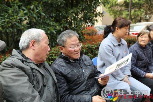 流动小板凳居民针对改造效果图进行商讨