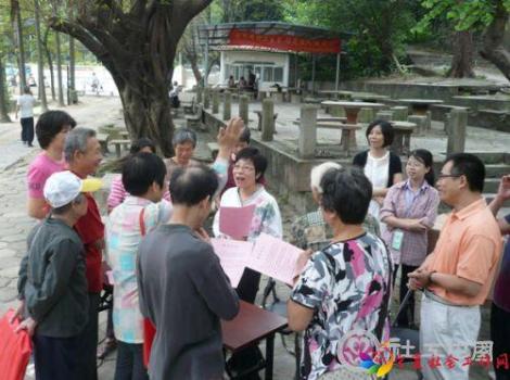 1. 祥光社工中心白沙站社工街头宣传心理健康知识