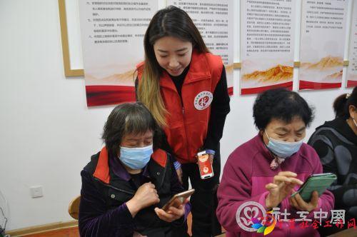社工组织社区老人开展主题小组活动