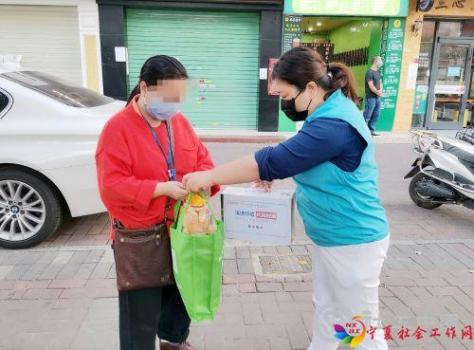 7.疫情期间，张雅楠多次探望独居失能康复者