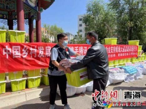 图为志愿者搬运救援物资。