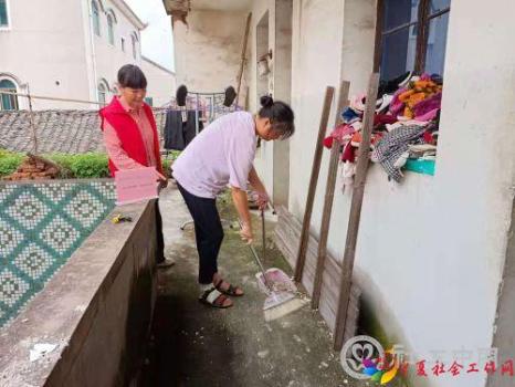 美美在志愿者指导下 开展家庭环境整理