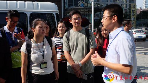 灾害社工队员于文涛在成都市水井坊社区了解城市社区防灾减灾建设工作