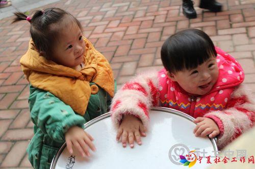 唐宝宝们在体验架子鼓带来的美妙