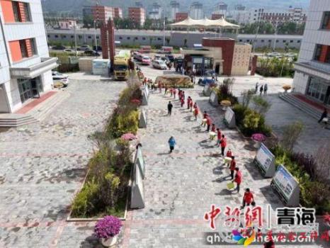 图为志愿者搬运救援物资。