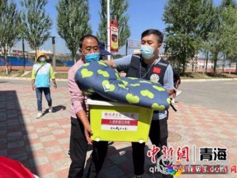 图为志愿者搬运救援物资。