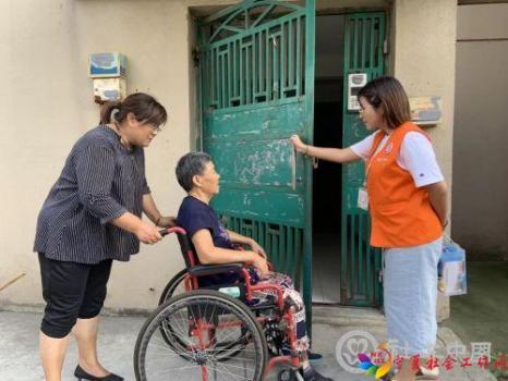 对居民反映的反向单元门问题社工和物业一起实地考察