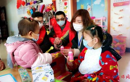 1581930010255426.jpg 志愿者接替周玲工作.jpg