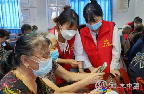 社工教老人学习使用智能手机。通讯员 黄娴 摄