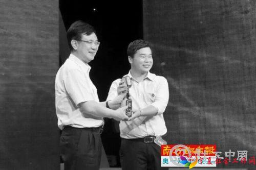 中山市市委书记薛晓峰给刘明亮颁发冠军奖座。