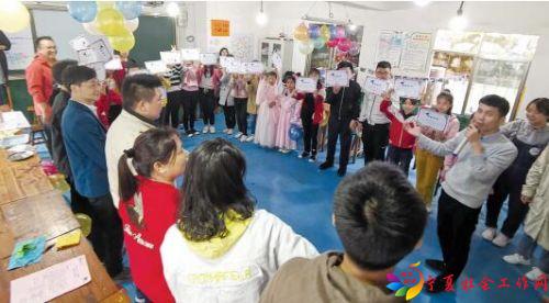 社会实践活动结束后，樊昆昆带着孩子和家长们一起做总结。