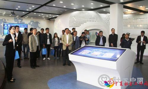 嘉宾参观常州天合光能有限公司智慧能源展厅