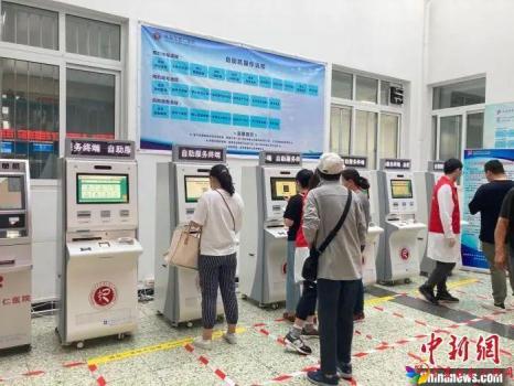 　　图片资料图：北京市普仁医院内的自助服务终端。徐婧 摄