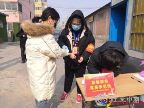 张静雯在帮居民登记