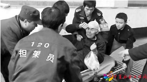 看见老人摔倒，你扶不扶？开发区白杨街道云水苑小区的居民、工作人员和保安，用行动给出了答案：当然要扶。