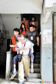 孙科(背人者)参与其中一次援助时的场景。