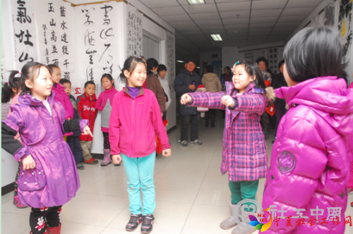 小朋友们快乐地做游戏 小朋友们快乐地做游戏