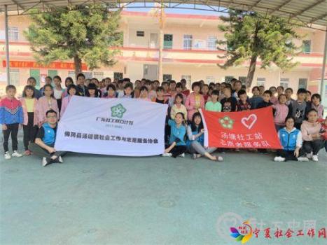 8 【社工】稳步实施“广东兜底民生服务社会工作双百工程”,2022年底前将实现全省社工点100%覆盖、困难群众和特殊群体社会工作服务100%覆盖。图为清远市佛冈县汤塘镇“双百”社工和社区志愿者庆祝青少年志愿服务队成立两周年。清远市佛冈县汤塘镇“双百”社工和社区志愿者庆祝青少年志愿服务队成立两周年.jpg