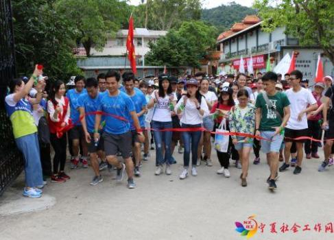 8市社协张卓华秘书长鸣枪发令,比赛开始