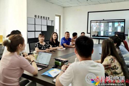 图为深圳援疆社工为喀什社工开展小组督导。 作者 王冠 供图