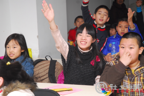 小朋友们争相竞猜灯谜 小朋友们争相竞猜灯谜