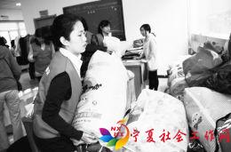社工和志愿者正在整理居民捐赠的旧衣物。