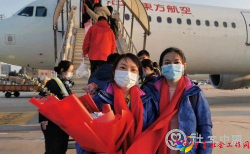 1581929999592509.jpg 周玲合影.jpg