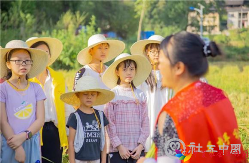 社工为孩子们讲解稻谷知识。通讯员 邹露 摄