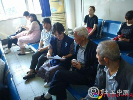 社工在为优抚对象介绍体检内容