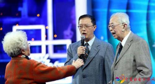 在电视访谈节目中，张存浩院士（右）在妻子迟云霞的指挥下和儿子一起高歌《大海啊故乡》（2013年12月29日摄）。