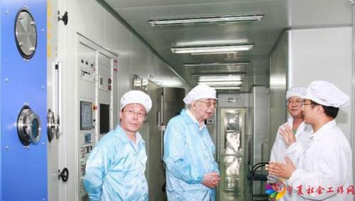 张存浩院士（左二）在中国科学院大连化学物理研究所（2013年7月摄）。