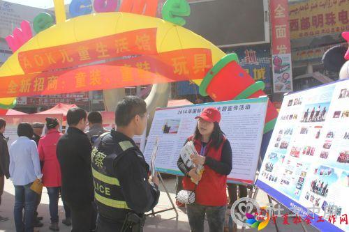 2014年3月29日   在喀什市步行街进行社工日宣传活动1（右一为陶烨）