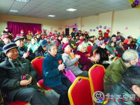 志愿者与空巢老人联欢过新年