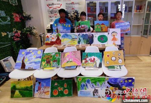 2021年初开始，社工们为辖区残障人士定期开展&ldquo;社区疗愈绘画课&rdquo;。(资料图) 兰州幸福里社会工作服务中心供图