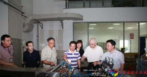 张存浩院士（右二）在中国科学院大连化学物理研究所（2013年7月摄）。