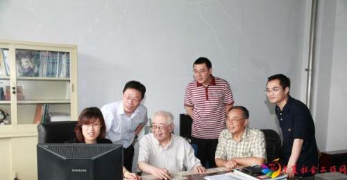 张存浩院士（左三）在中国科学院大连化学物理研究所（2013年7月摄）。