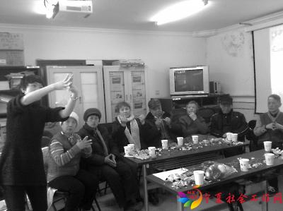 带领老人做手指操_b