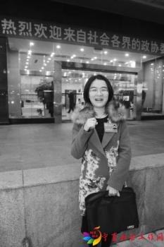 昨天下午，市政协十四届委员里最年轻的&ldquo;85后&rdquo;社工黎丽接受记者采访。记者龚国荣摄