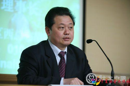 图为华民慈善基金会理事长卢德之