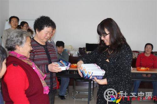 马月琴主任颁发奖品
