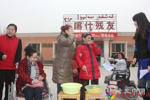 2014年3月5日组织喀什公路局员工与喀什残友员工在喀什残友举行联谊活动——挟乒乓球比赛
