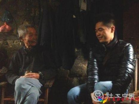 梁佰通与老人聊天。西江日报记者邓静摄