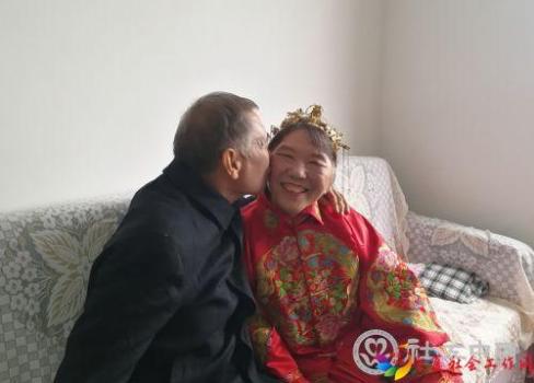 老人露出幸福的笑容