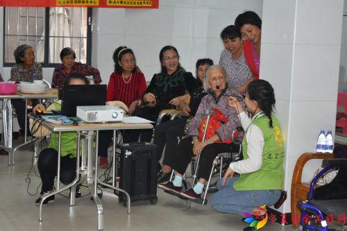 高龄老人对自己的照片故事进行分享