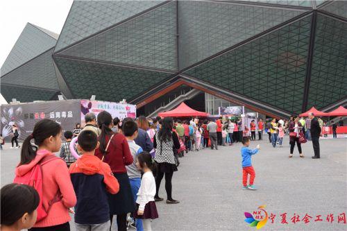 缉毒迷宫活动现场等待参与的群众排起了长龙