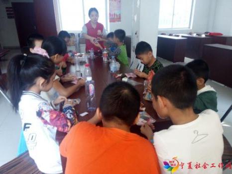 社工和组员讲解如何制作环保吸尘器