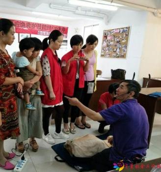 社区志愿者们在认真聆听讲师讲解并进行实际操作
