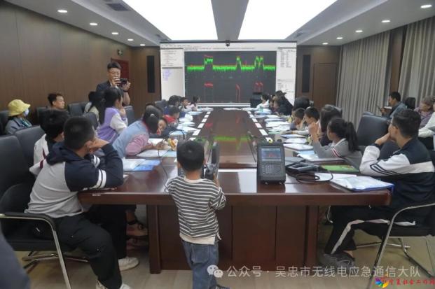 图5：同学们直观感受无线电频谱监测