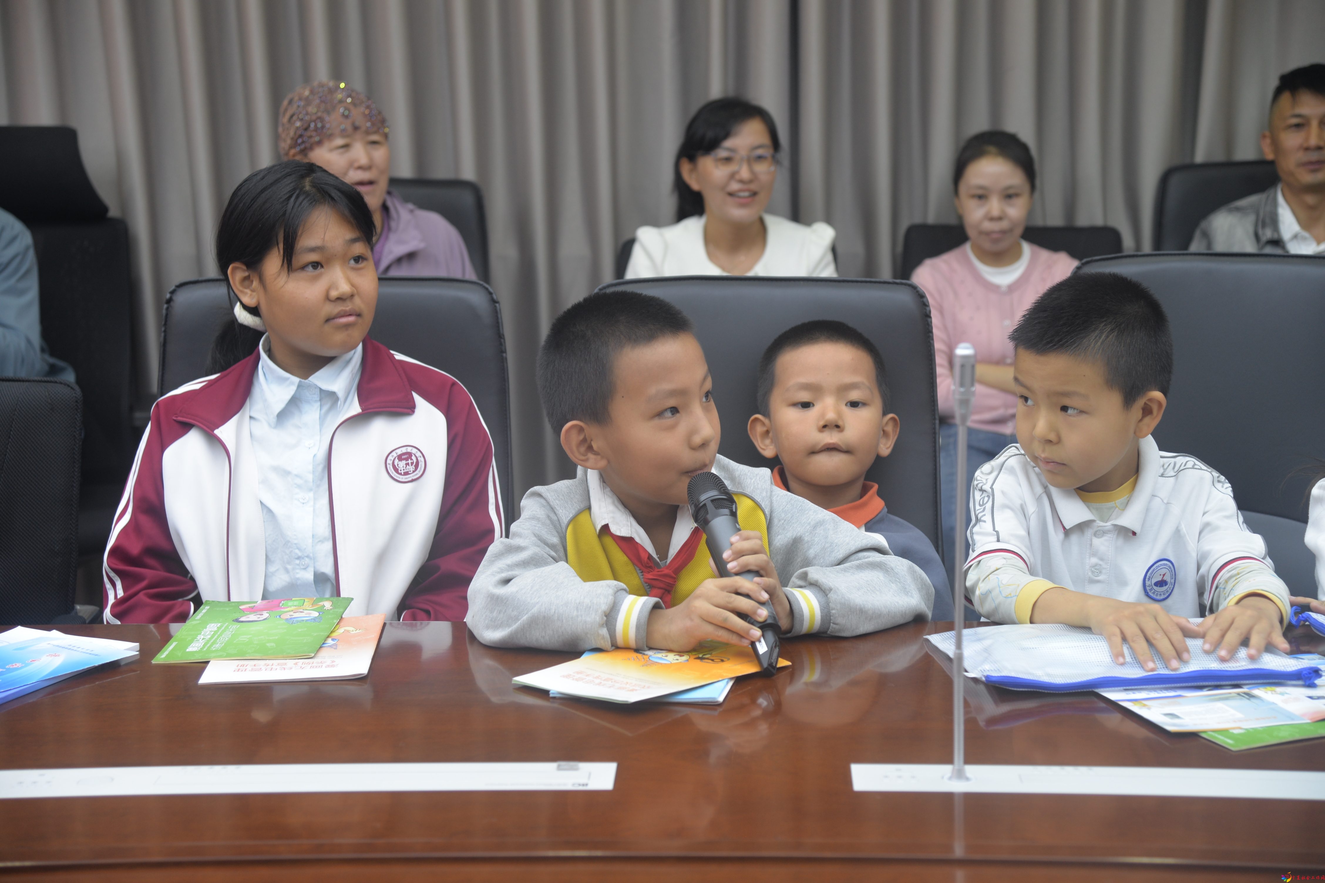 图2:学生们积极参加知识问答 图2:学生们积极参加知识问答